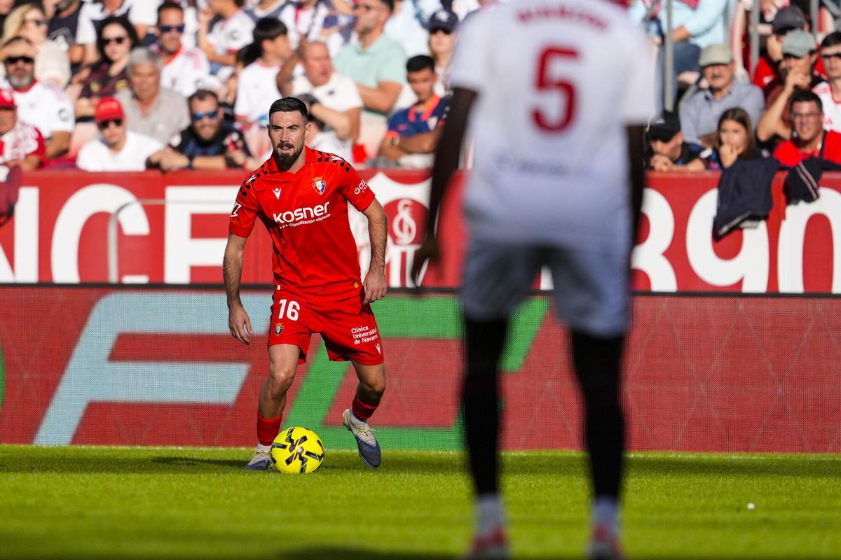 Moi Gomez of CA Osasuna in action during the Spanish league, LaLiga EA Sports, football match played between Sevilla FC and CA Osasuna at Ramon Sanchez-Pizjuan stadium on November 8, 2025, in Sevilla, Spain. AFP7 08/11/2025 ONLY FOR USE IN SPAIN. Joaquin Corchero / AFP7 / Europa Press;2025;SPORT;ZSPORT;SOCCER;ZSOCCER;Sevilla FC v CA Osasuna - LaLiga EA Sports;