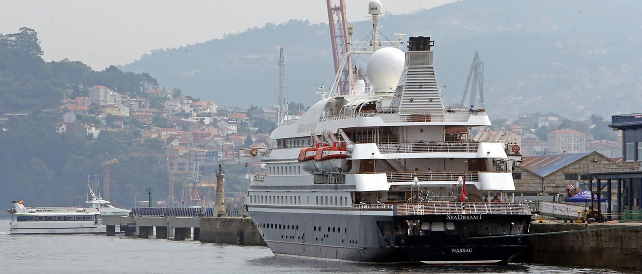 El &quot;Seadream I&quot;, en una escala anterior en Vigo.