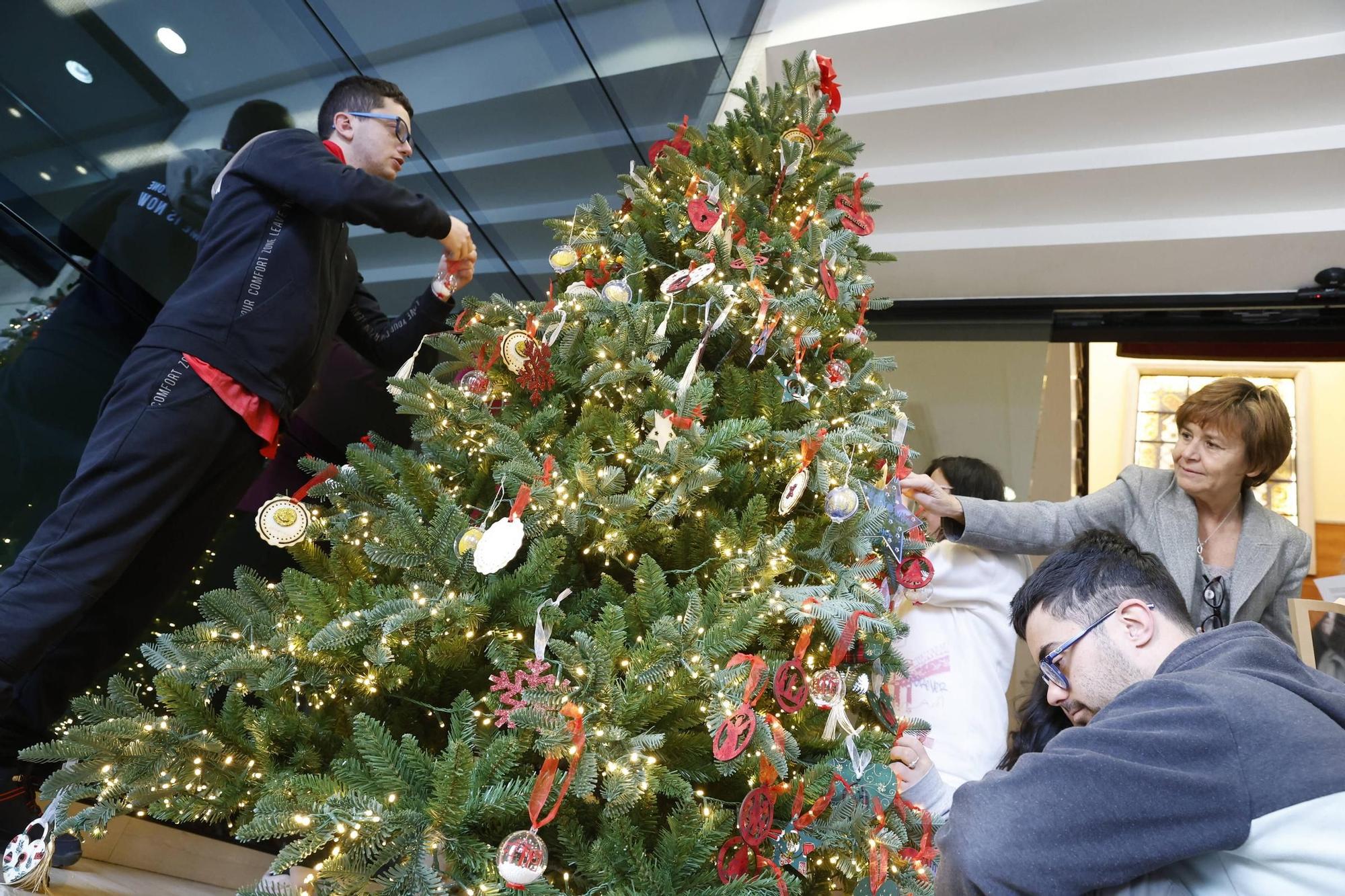 La emotiva decoración de Navidad en el Ayuntamiento de Gijón: jóvenes ...
