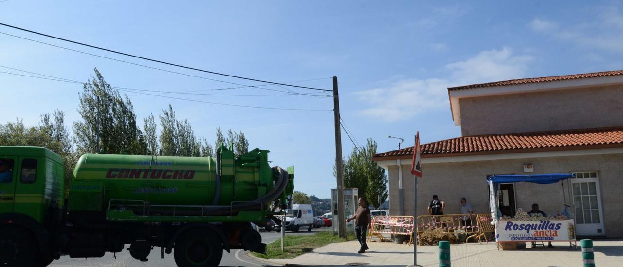 Una cisterna procedia ayer a retirar los vertidos que se encontraton debajo de la Casa del Mar de Aldán.   | // GONZALO NÚÑEZ