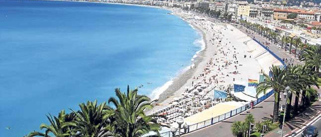 Vista panorámica de la playa de Niza.