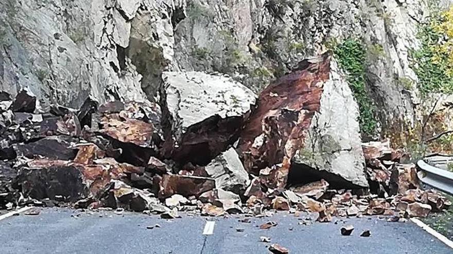 Un argayo corta la carretera de acceso a Beleño