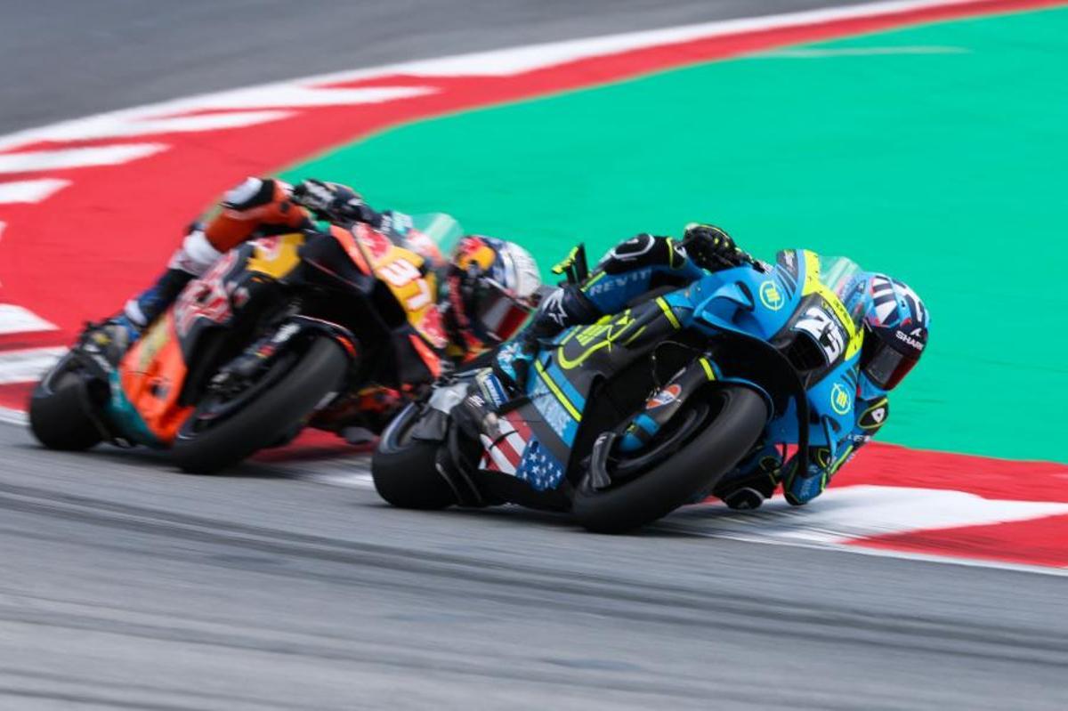 Raúl Fernández (Trackhouse Racing MotoGP) precede a Pedro Acosta (Red Bull KTM Factory Racing) en una curva durante el GP de Catalunya de MotoGP 2026 en Montmeló.