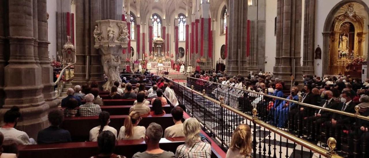 Un momento de la celebración de la eucaristía en la Catedral.