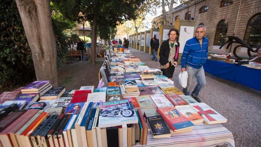 Puesto de libros de segunda mano en los Jardines de la Misericòrdia.