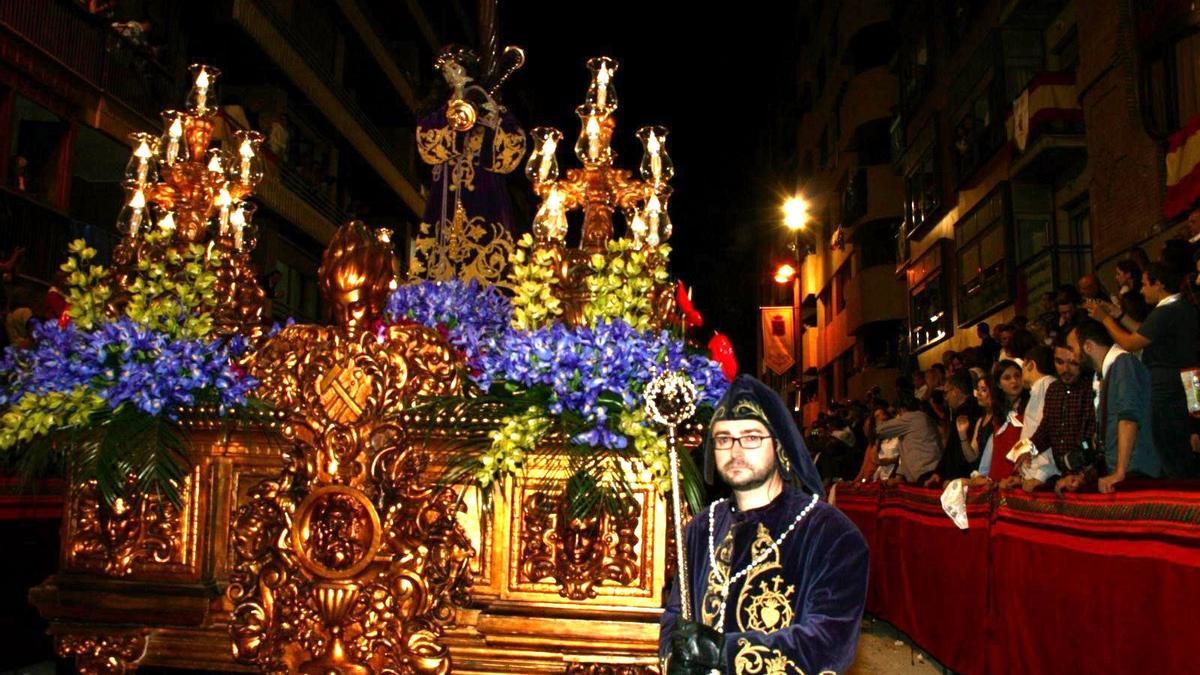 Isidro Abellán Chicano acompañando de mayordomo al trono del Cristo del Perdón, titular del Paso Morado, por la carrera principal el Jueves Santo.