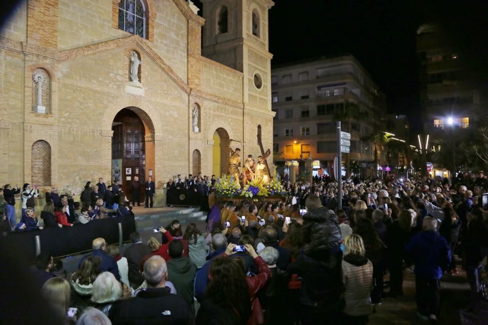 Algunas de las imágenes decanas de la Semana Santa se acercaron al mar y los paseos en Martes Santo