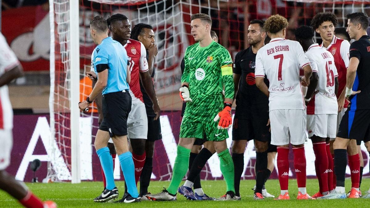 Ter Stegen, tras la expulsión de Eric Garcia en un mal pase