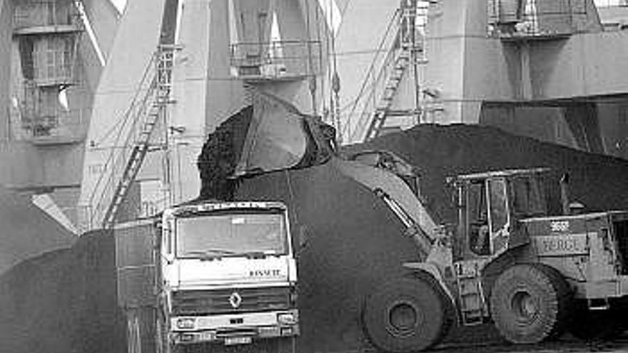 En la imagen superior, un camión carga hulla en el puerto de Avilés, el 7 de diciembre de 1999. Abajo, el mismo camión, descargando en Mina La Camocha el mineral, que había llegado al puerto en el barco «Husnes».