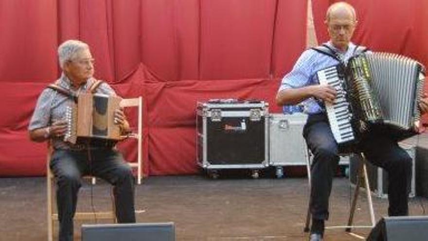 Dos dels músics participants a la trobada, ahir a la tarda, a l&#039;escenari de la plaça de Sant Joan de Solsona