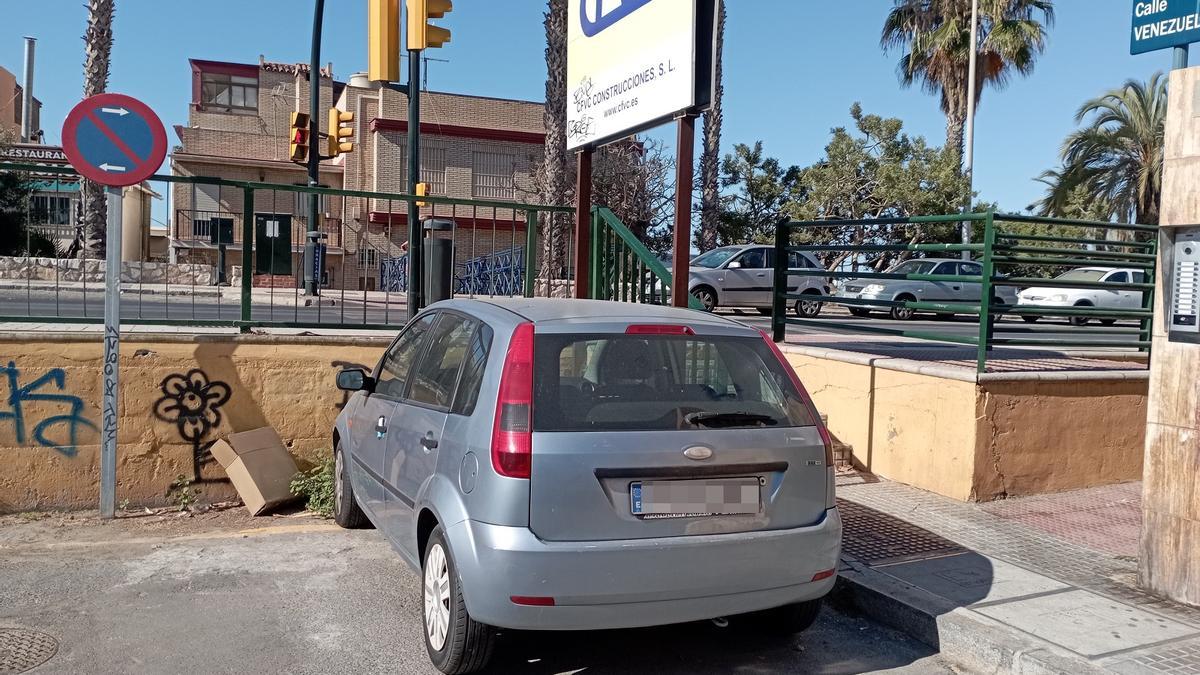 Un coche, el domingo sobre las 10 de la mañana, al pie de una señal de prohibido aparcar, frente  a la playa de Las Acacias.