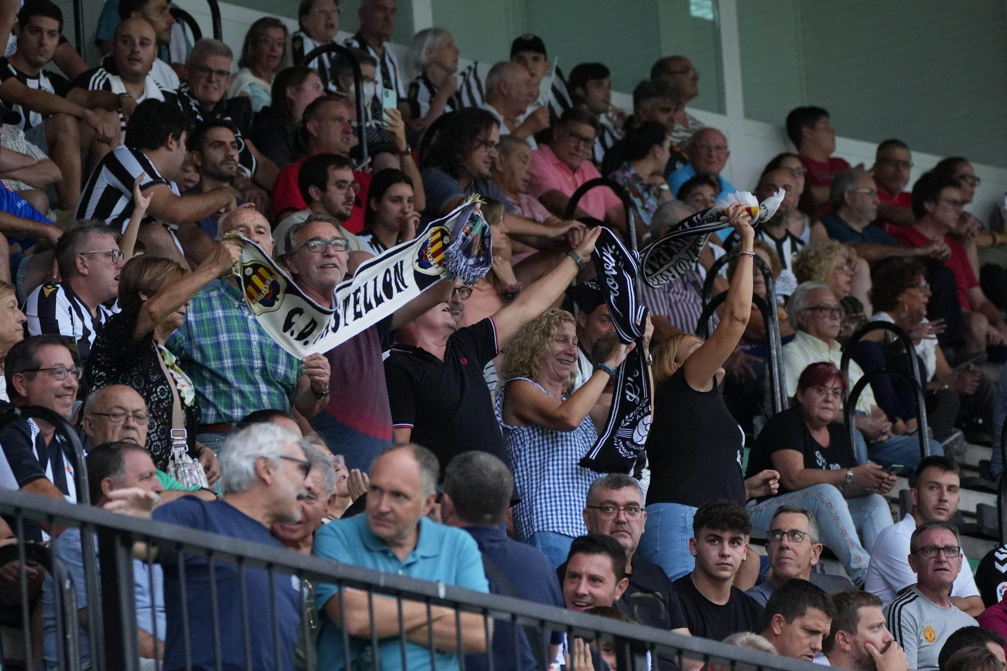 Galería: La afición albinegra disfruta en Castalia de la victoria del CD Castellón