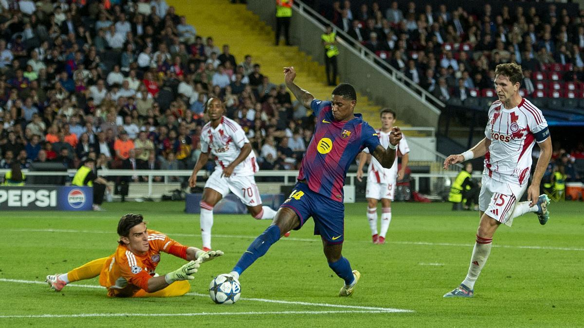 Tzolakis, el portero del Olympiakos, derriba a Rashford en el área cometiendo penalti en el duelo europeo disputado en Montjuïc.