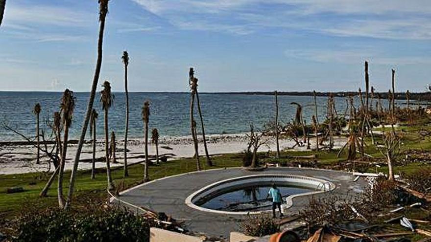 Un hombre camina por una zona debastada por el huracán Dorian en la isla de Gran Abaco (Bahamas).