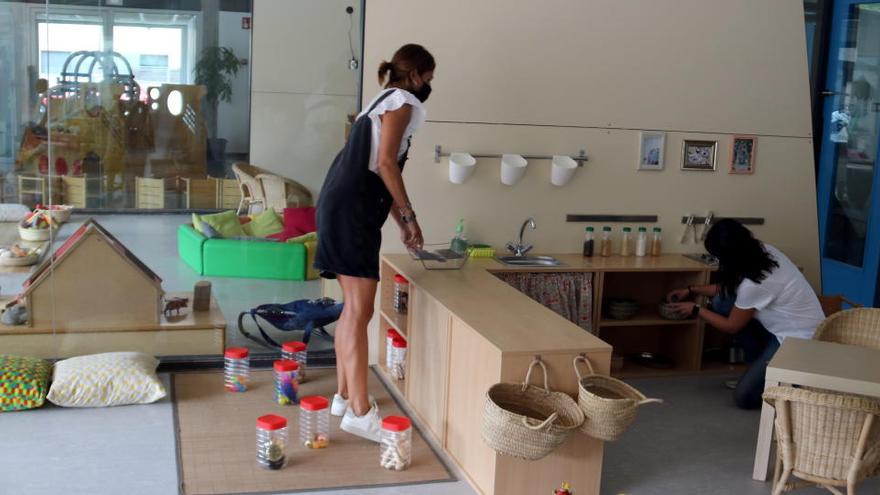 Metres d&#039;una escola bressol preparant l&#039;aula