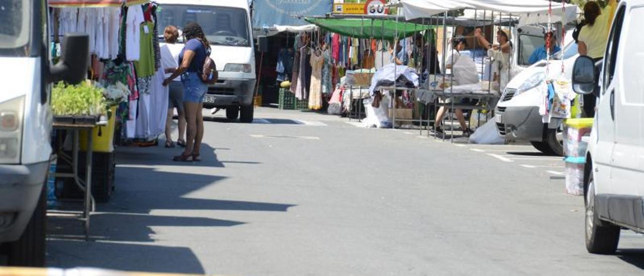 El mercado de Bueu, ayer, en la Avenida Montero Ríos.   | // G.NÚÑEZ