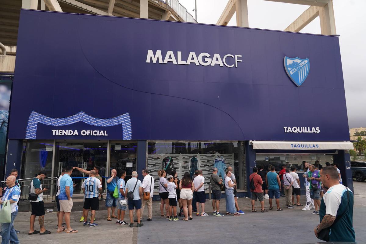 Colas en La Rosaleda de abonados malaguistas para comprar este lunes las entradas del domingo para la ida de la final por el ascenso contra el Almería.