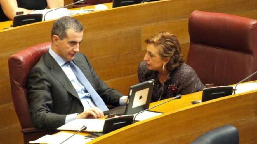 Ricardo Costa y la viceportavoz popular, Marisol Linares, ayer en el pleno de las Cortes.