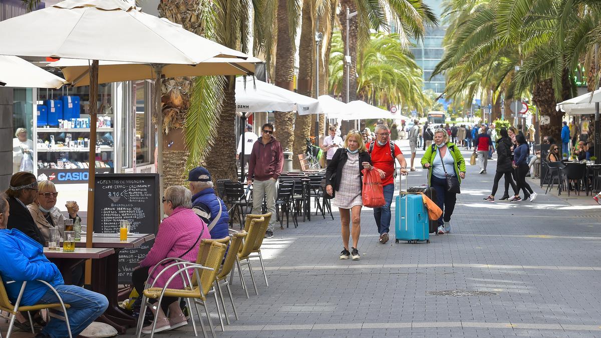 Turistas pasean en una calle de Las Palmas.