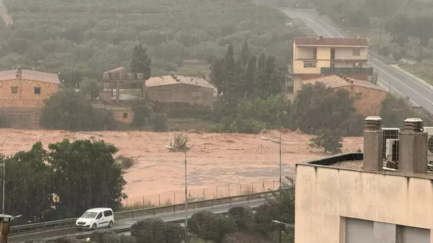 El barranco de la Galera en Masdenverge, en Tarragona, a punto de desbordarse