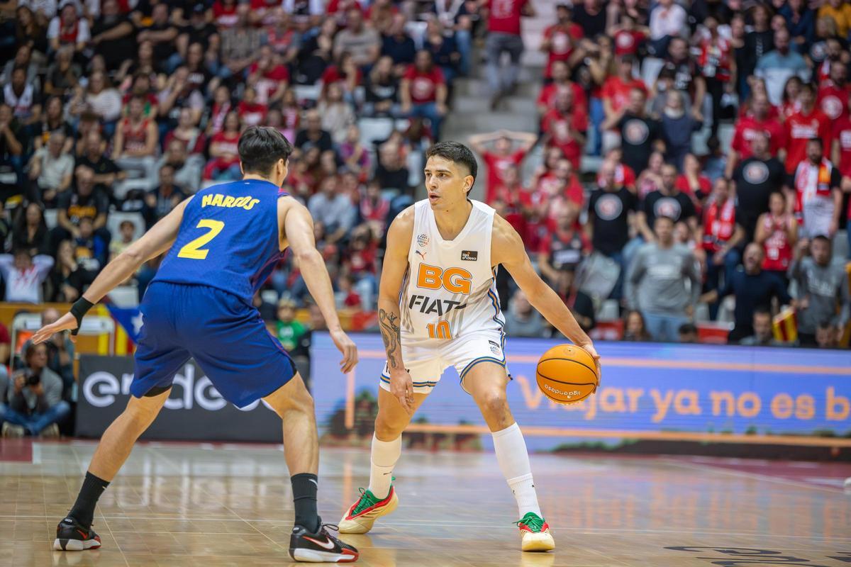 Pepe Vildoza bota ante la defensa de Juani Marcos.