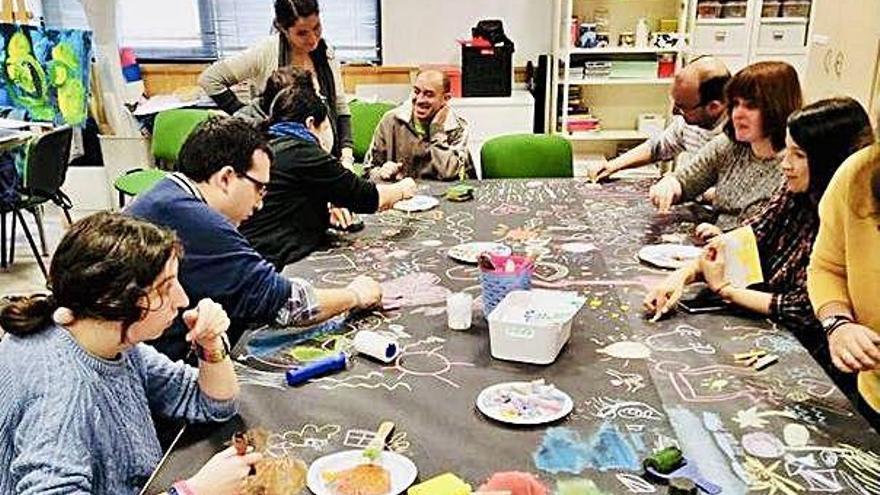 Integrantes del programa &#039;Arte y Salud&#039;, durante una actividad creativa.