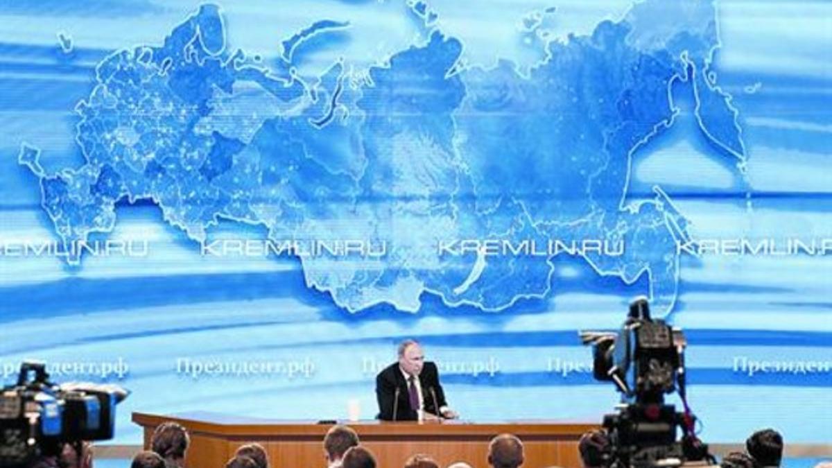 Vista general de la rueda de prensa de Putin ante 1.200 periodistas rusos y extranjeros.