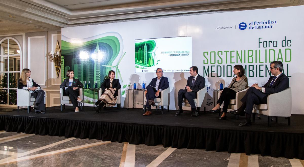 Empresario debaten en el foro de sostenibilidad medioambiental.