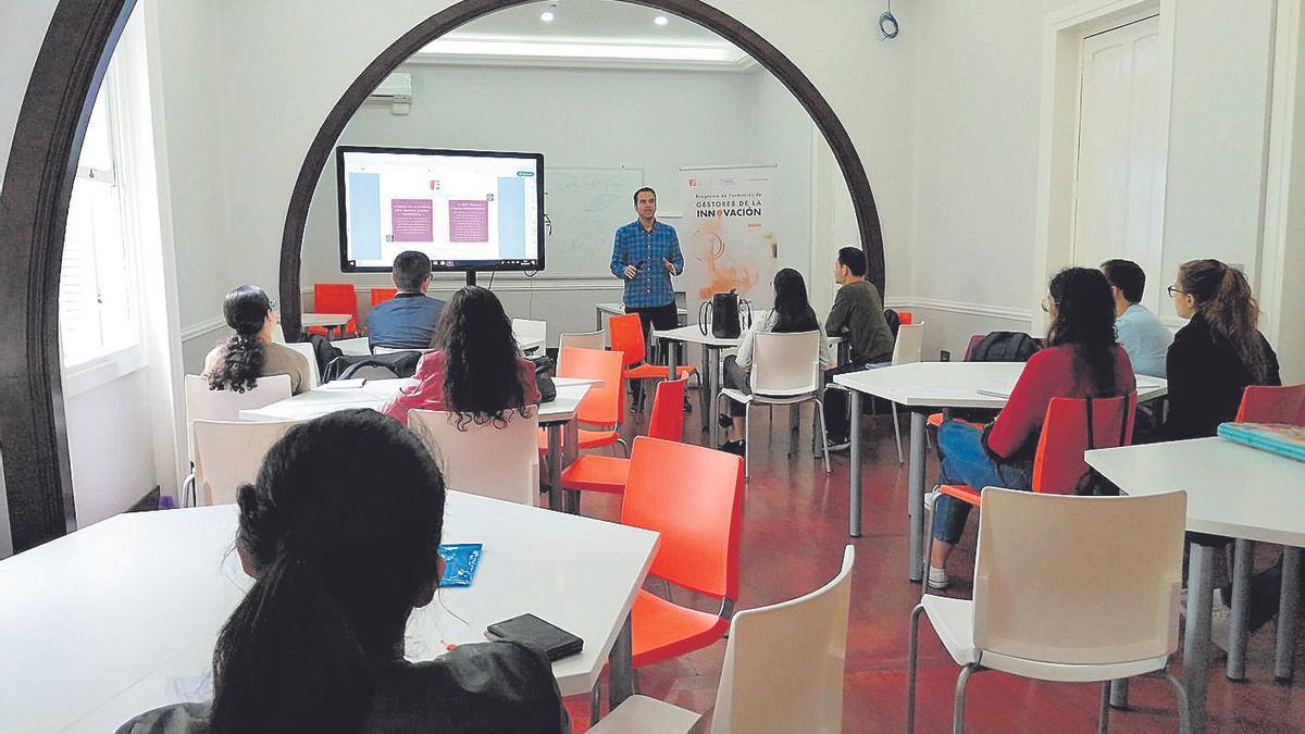 Grupo de alumnos participando en una edición anterior. Actualmente las clases se imparten únicamente en formato virtual.