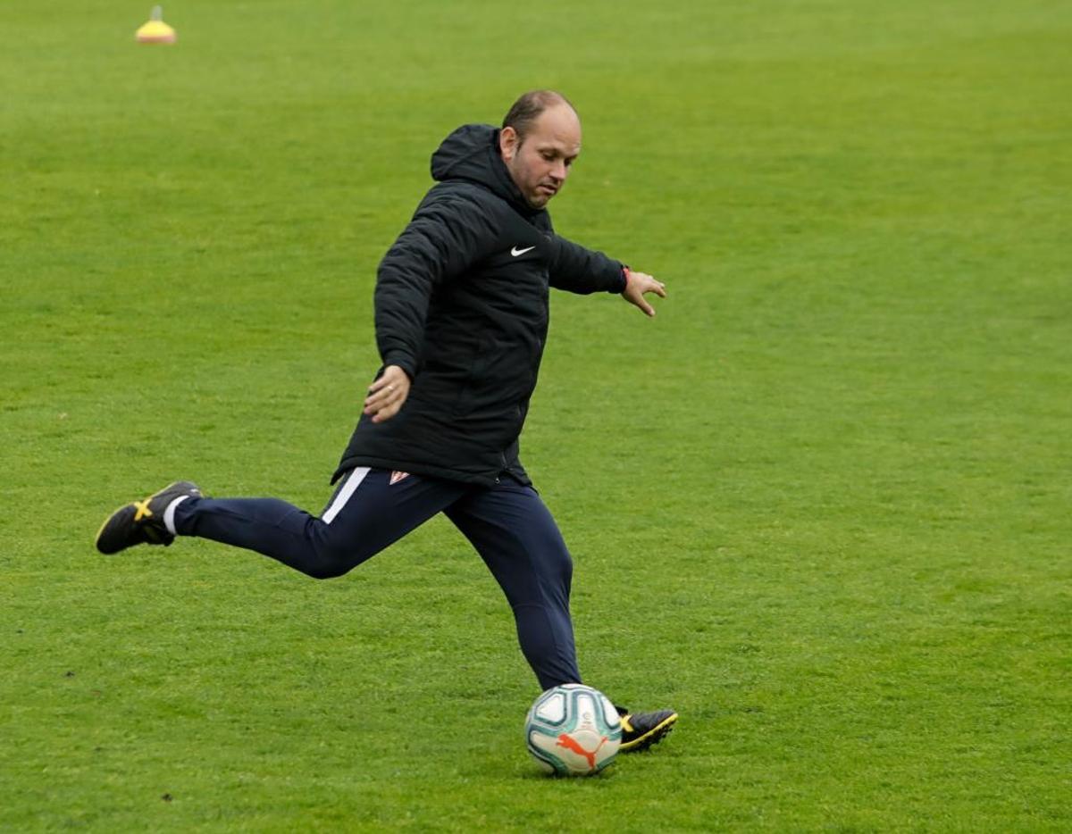 José Alberto, en un entrenamiento del Sporting.