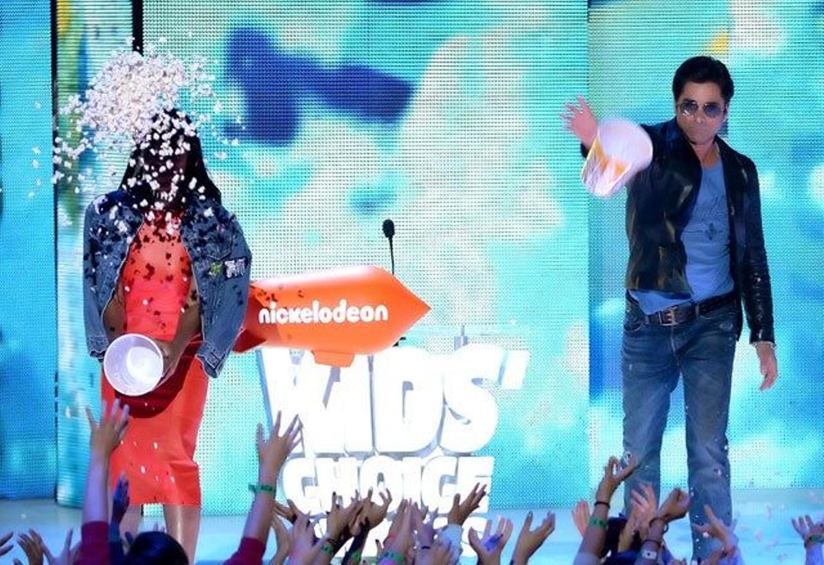 Keke Palmer y John Stamos tiran palomitas al público en los Kids' Choice Awards 2016.