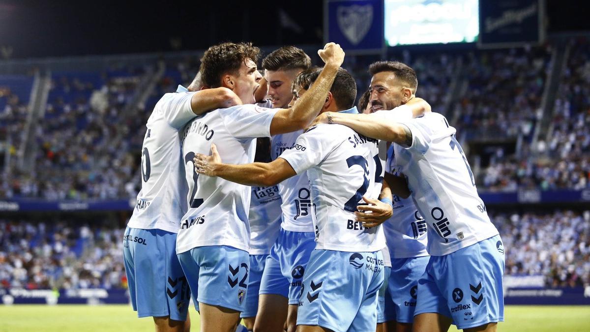 Jugadores del Málaga celebran un gol en La Rosaleda.