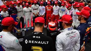 Los pilotos de Fórmula Uno observan un minuto de silencio en homenaje a la leyenda de la Fórmula Uno, Niki Lauda, antes del Gran Premio de Fórmula 1 de Mónaco en el circuito callejero de Mónaco, en Mónaco.