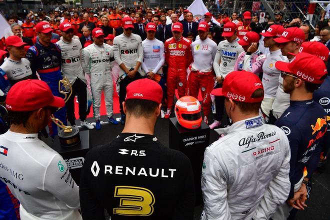 Los pilotos de Fórmula Uno observan un minuto de silencio en homenaje a la leyenda de la Fórmula Uno, Niki Lauda, antes del Gran Premio de Fórmula 1 de Mónaco en el circuito callejero de Mónaco, en Mónaco.