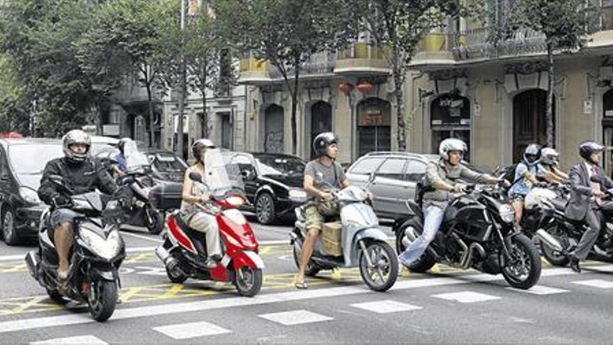 Las motos podrán ir por el arcén de las carreteras cuando haya retención