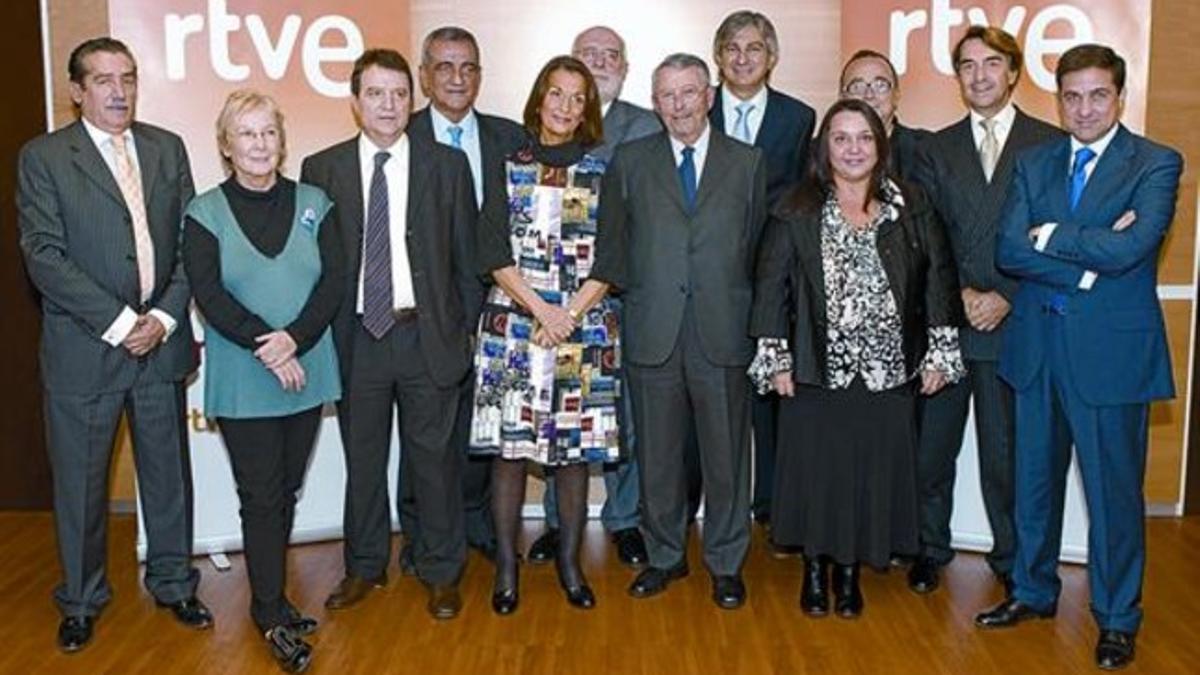 Composición del consejo de RTVE cuando Alberto Oliart era presidente. De izquierda a derecha, Andrés Martín Velasco (PP), Teresa Aranguren (IU), Santos Miguel Ruesga (UGT), Manuel Esteve (PP), Rosario López Miralles (PP), Héctor Maravall (CCOO), Olia