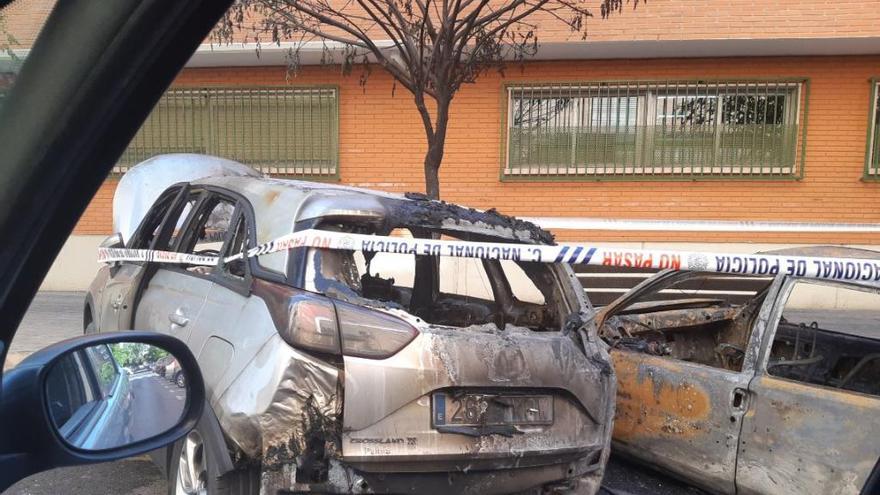 Arden tres coches de madrugada en Mislata