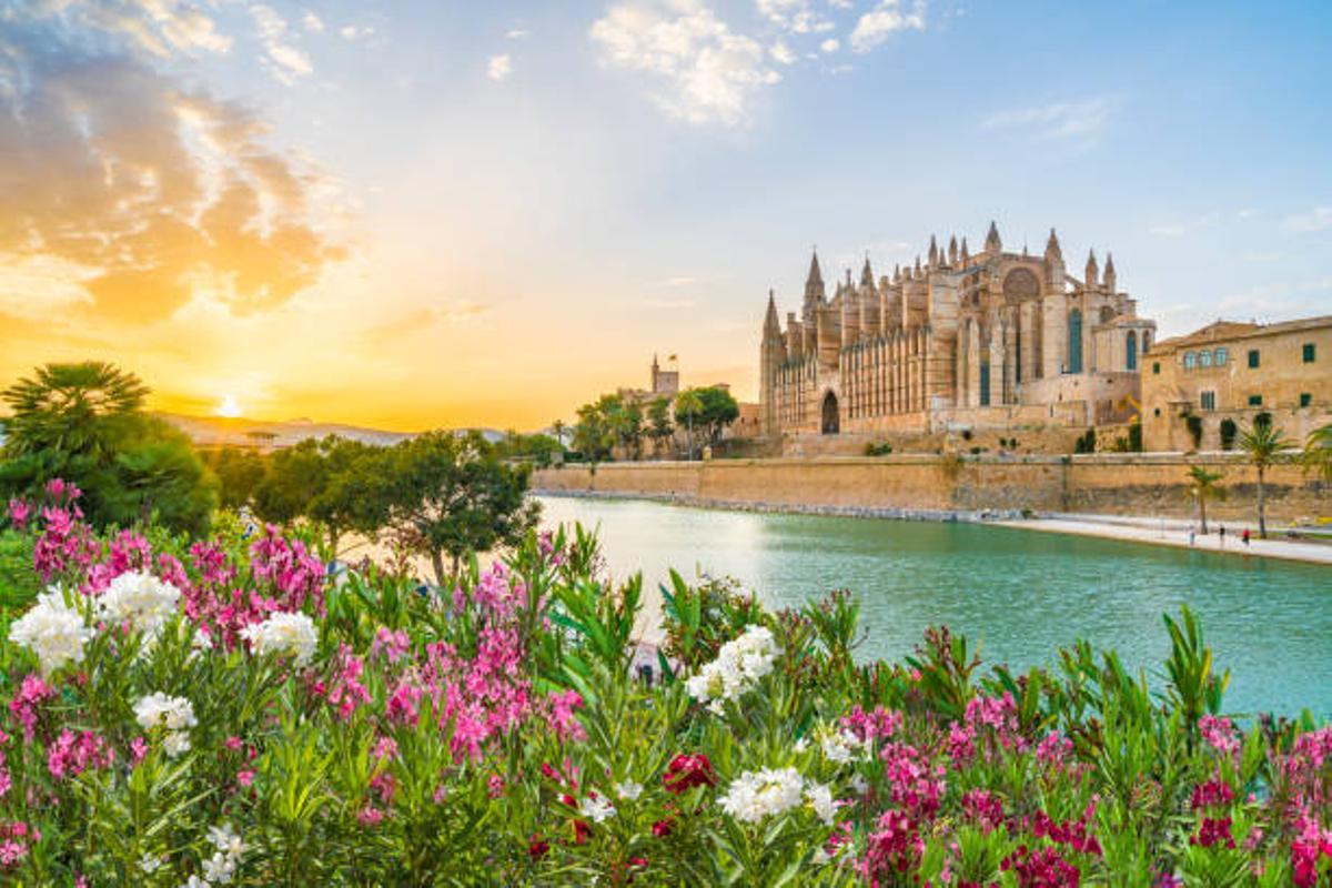 Cathedral La Seu at sunet time, Palma de Mallorca islands, Spai