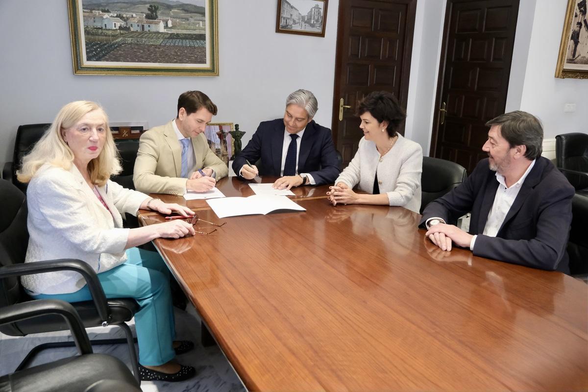 El alcalde de Cabra firma el acuerdo que permitirá renovar de forma integral los servicios de recogida, transporte de residuos y funcionamiento del punto limpio.