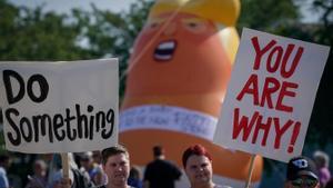 Protesta ante un hospital de Ohio, al día siguiente de un tiroteo en la localidad de Dayton en 2016. Tras un globo que imita a un bebe Trump, los manifestantes exigen al presidente que haga algo.  