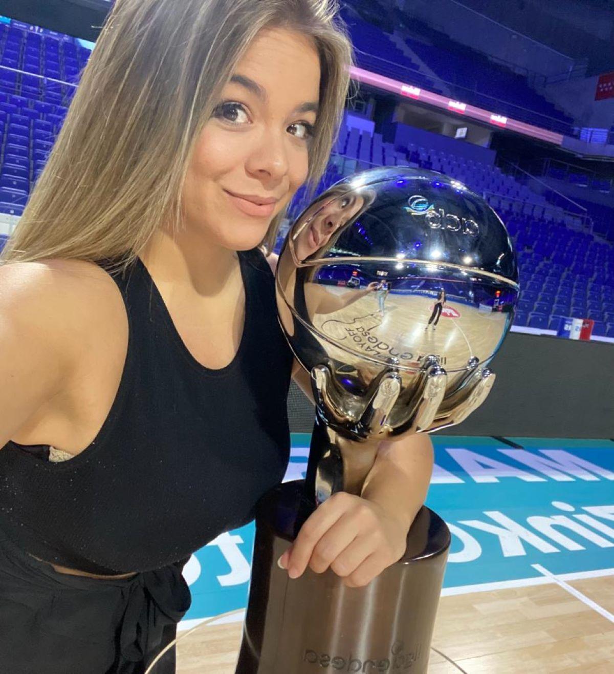 Isa Hernández con la copa de la Liga Endesa de baloncesto.