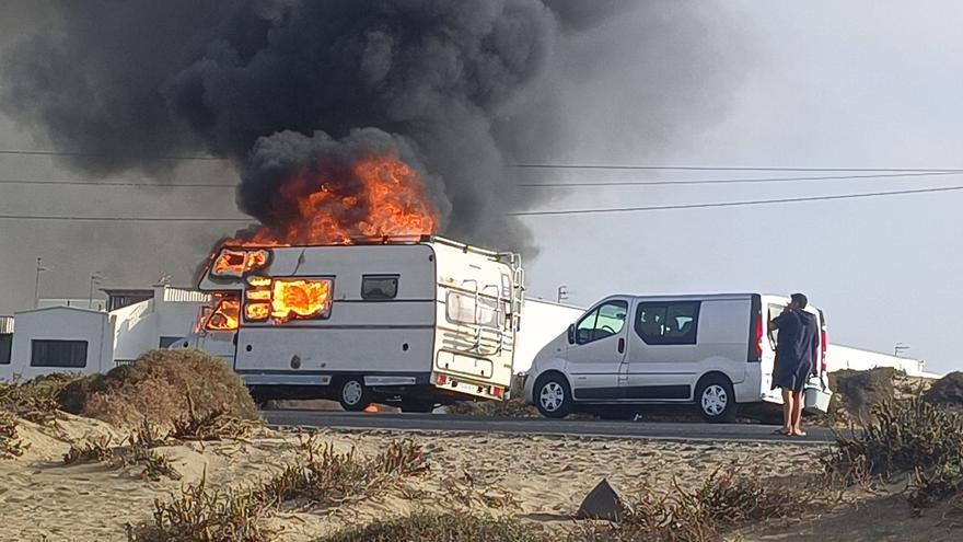 Una autocaravana arde en Caleta de Famara