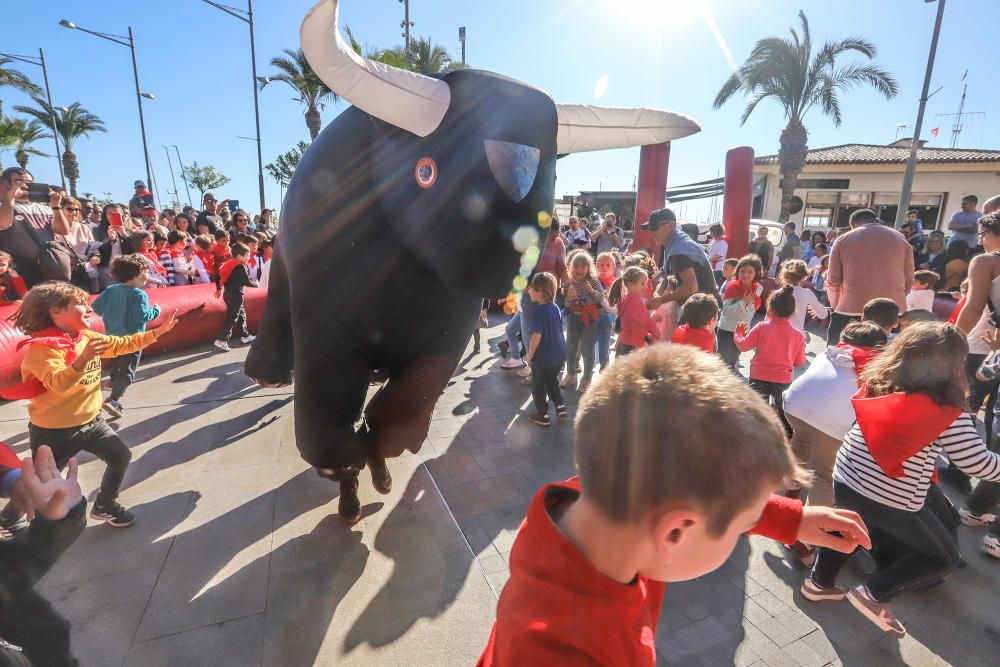 Toros "bravos" y carreras con el San Fermín infantil en de las fiestas patronales de Torrevieja