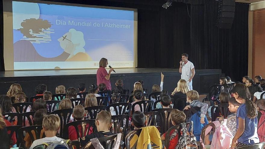 Una vuitantena d’estudiants de primària de Gironella coneixen la malaltia de l’Alzheimer