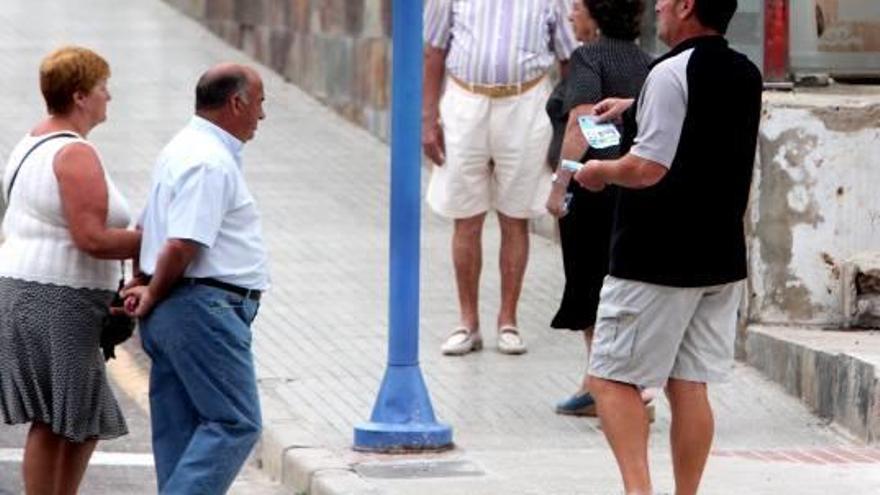 Imagen de un «mantero» repartiendo publicidad en Benidorm.