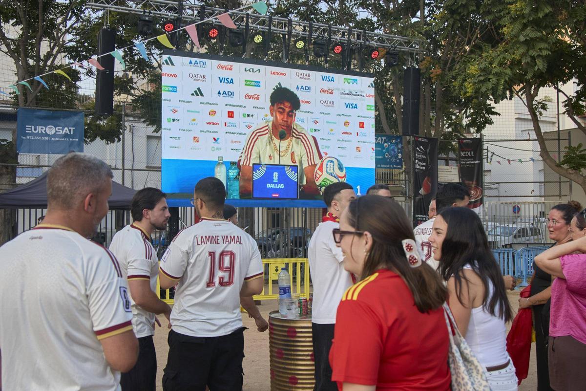 Les imatges de la concentració a Blanes per seguir la selecció espanyola