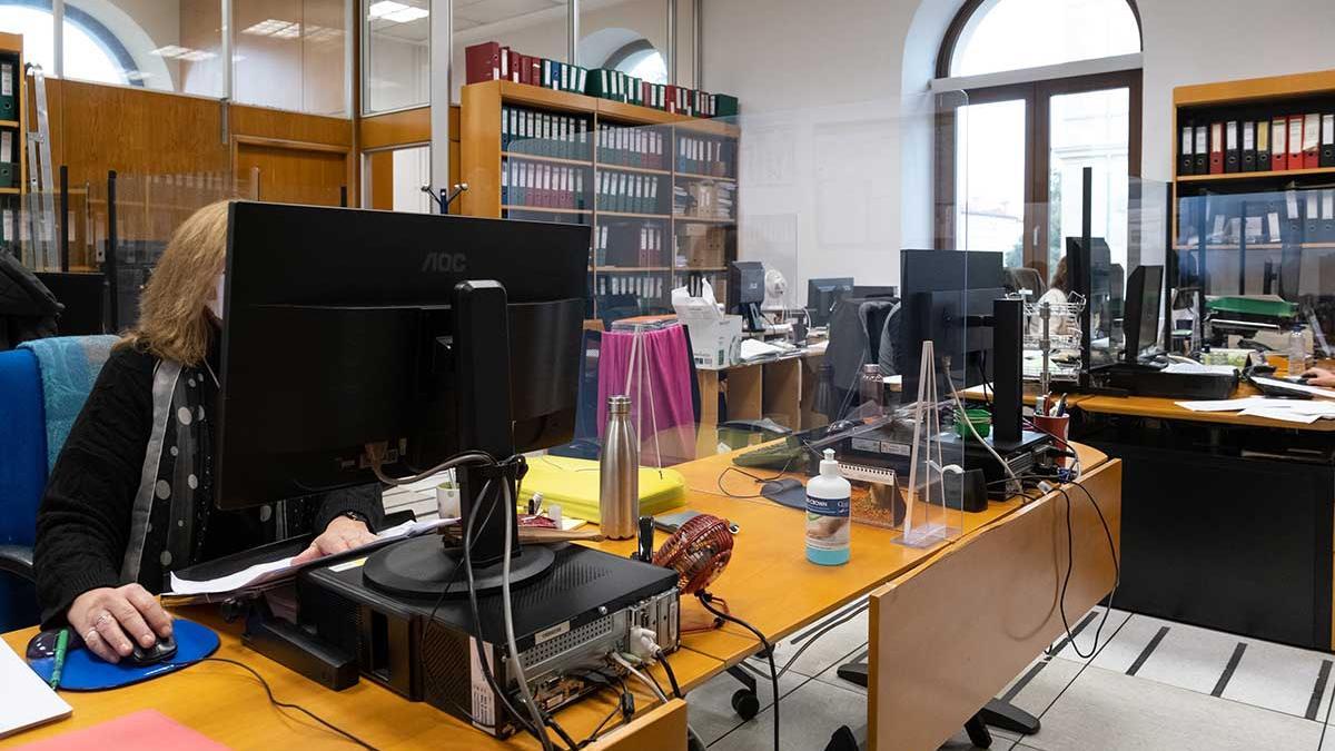 Una empleada de la Xunta que trabaja en las oficinas del Diario Oficial de Galicia.