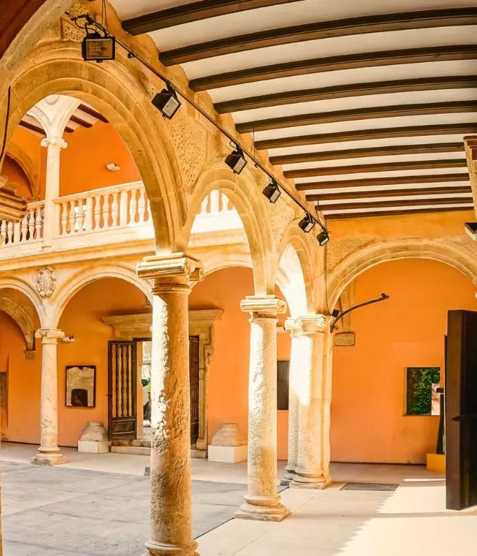 El refugio manchego de Ana Milán (52 años) en el que vivió "hasta los 8 años en la soledad más absoluta": tiene un imponente castillo medieval,  y una gastronomía vinculada a la tradición rural