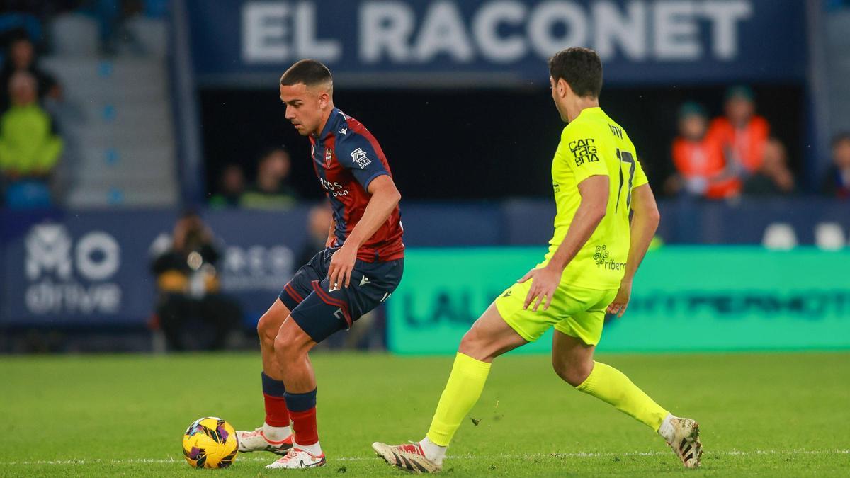 Ángel Algobia, en el partido ante el Cartagena en el Ciutat de València.