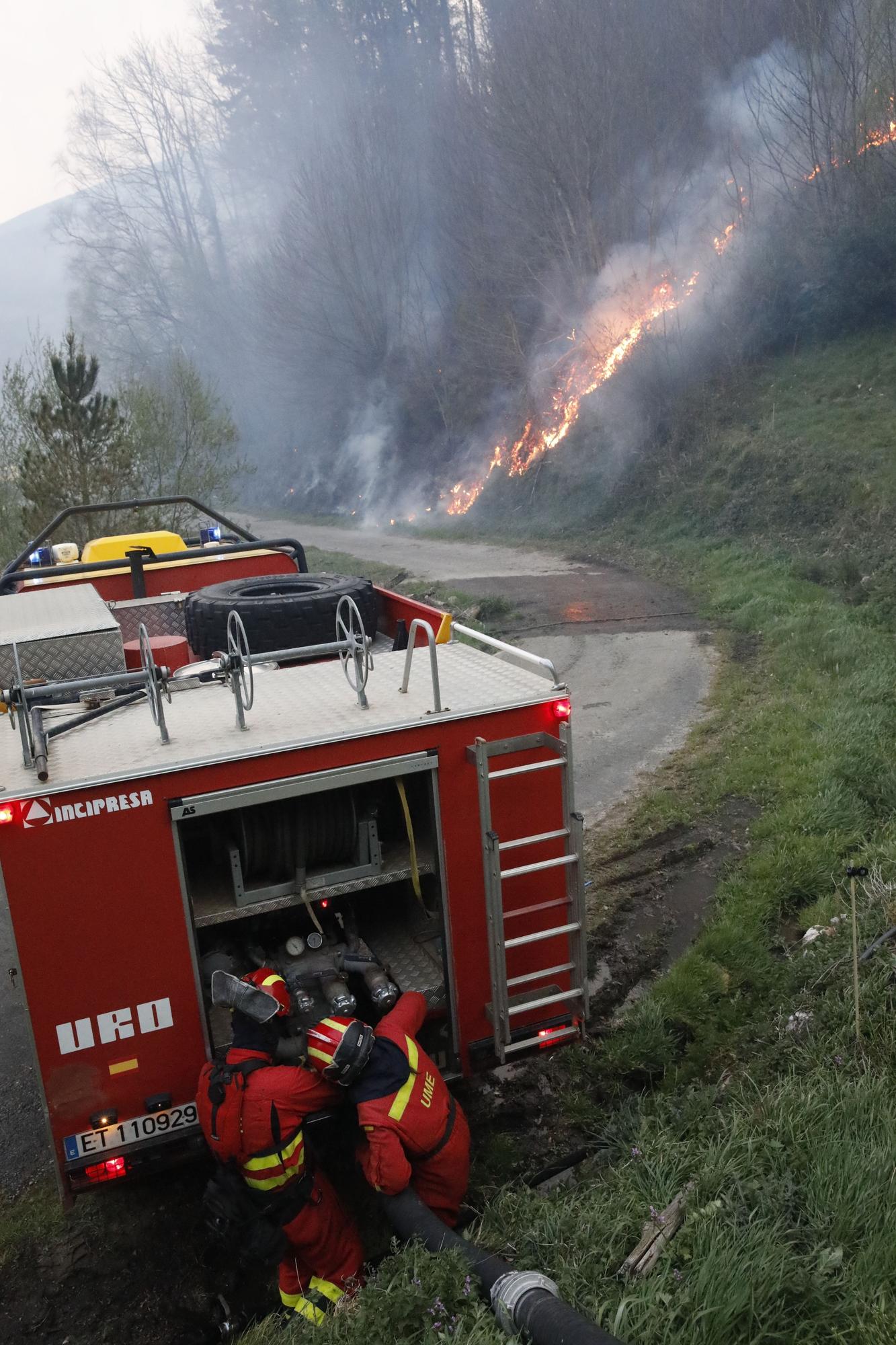 EN IMÁGENES: bomberos, vecinos y la UME luchan contra el preocupante incendio en Tineo